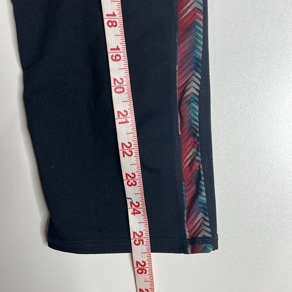 Fabletics Camacan Tribal Chevron Cropped Leggings size M - Picture 10 of 11